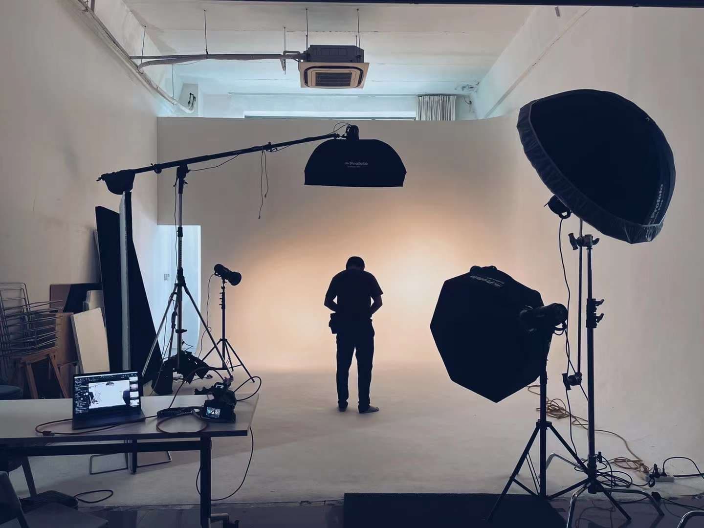 Behind the scenes of commercial studio setup with Profoto lighting and seamless backdrop by Una Zhu